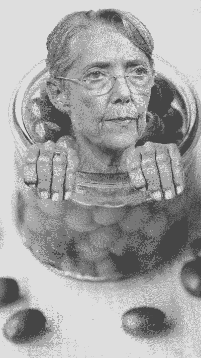 Elisabeth Borne dans un bocal d'olives